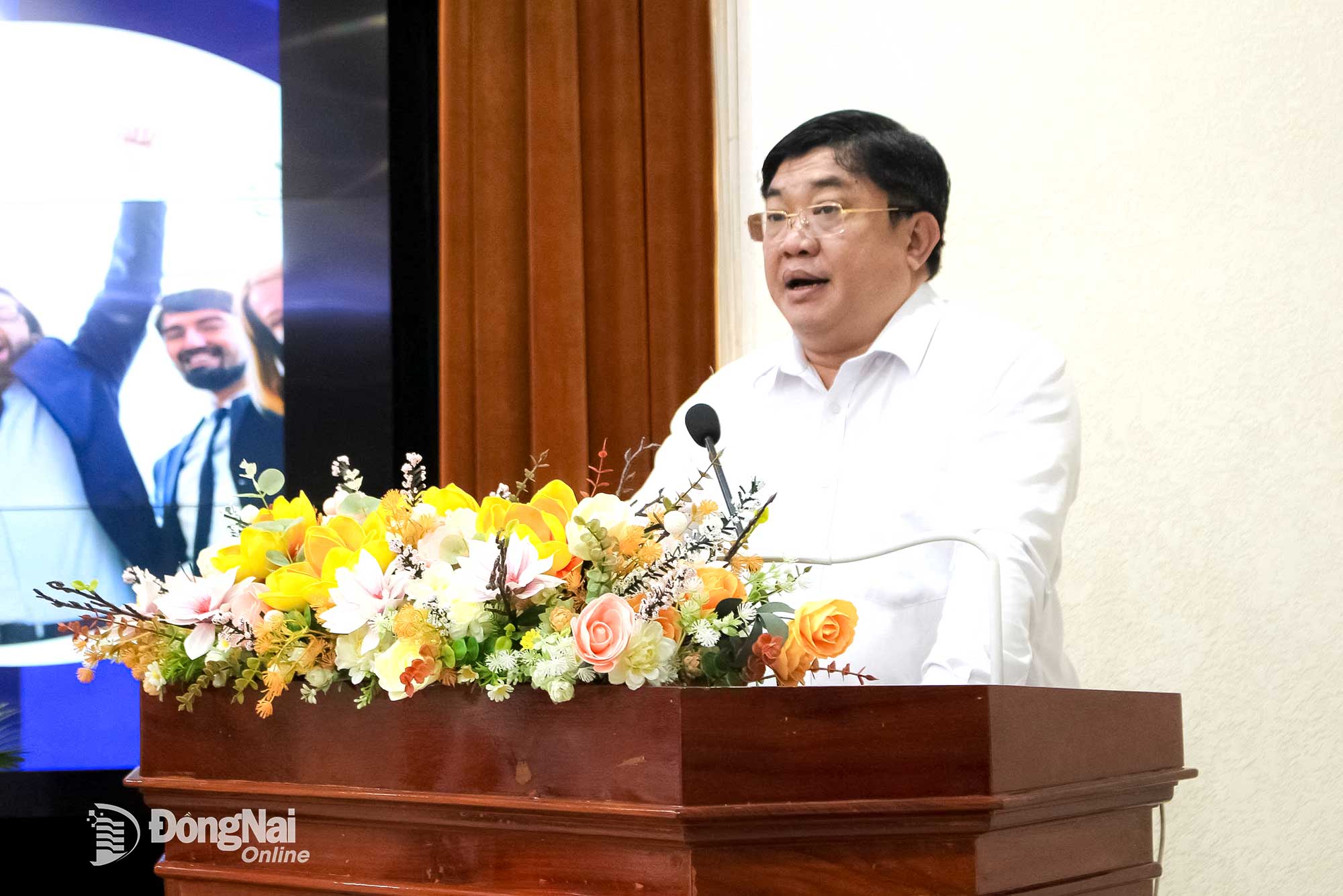 Director of the Department of Science and Technology, Pham Van Trinh, delivers a presentation at the conference. Photo: Ho Thao