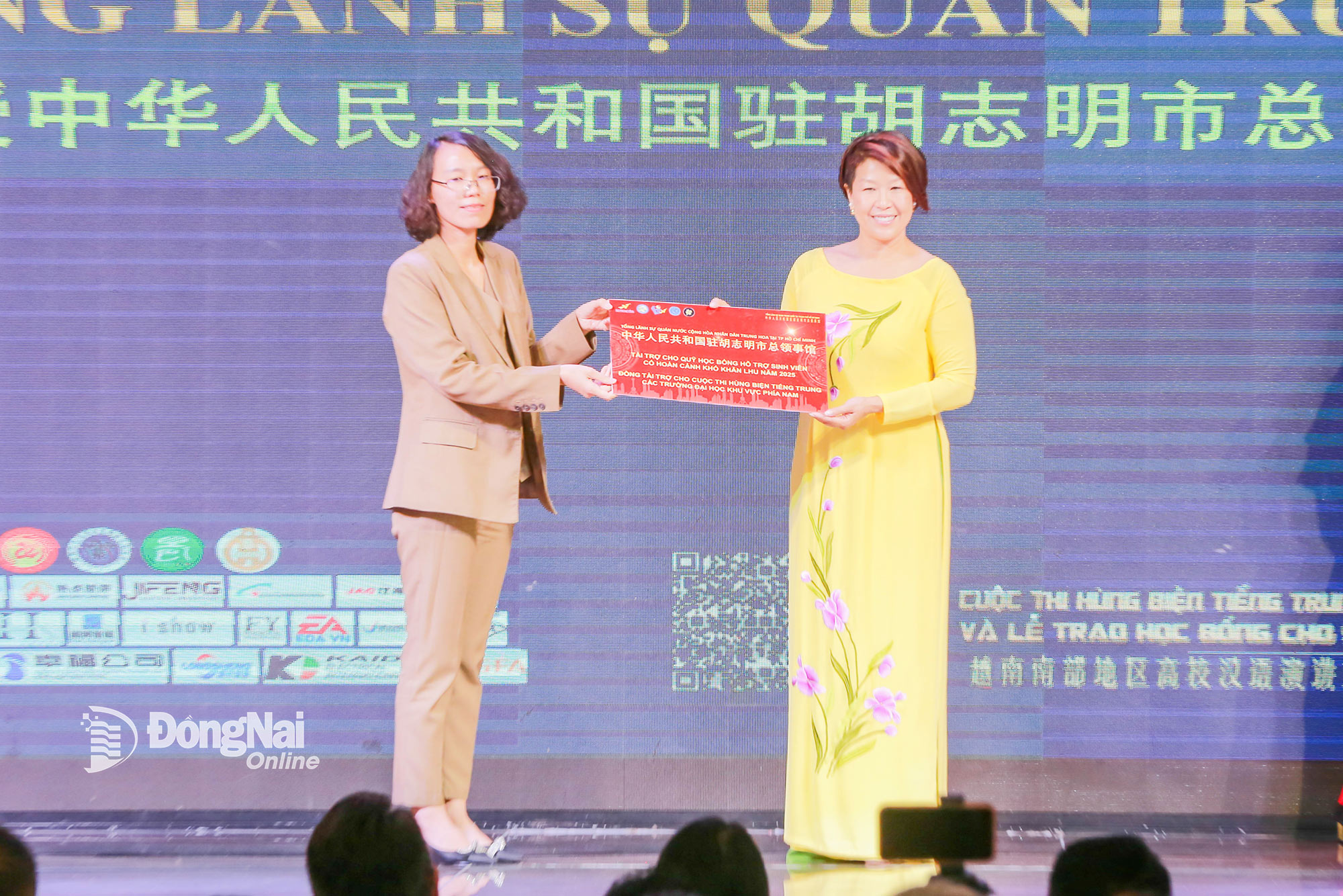 Đại diện Tổng Lãnh sự quán Trung Quốc tại Thành phố Hồ Chí Minh trao biểu trưng tài trợ Quỹ học bổng hỗ trợ sinh viên có hoàn cảnh khó khăn của Trường đại học Lạc Hồng năm 2025. Ảnh: Hải Yến