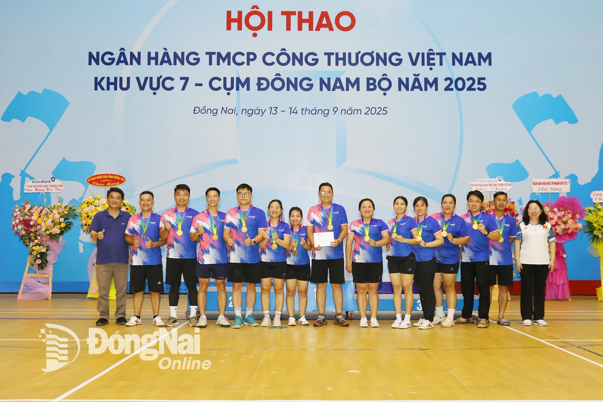 Đội kéo co VietinBank chi nhánh khu công nghiệp Biên Hòa giành huy chương vàng sau khi thắng kịch tính 2-1 trước đội VietinBank chi nhánh Đông Thành phố Hồ Chí Minh trong trận chung kết, Ảnh: Huy Anh