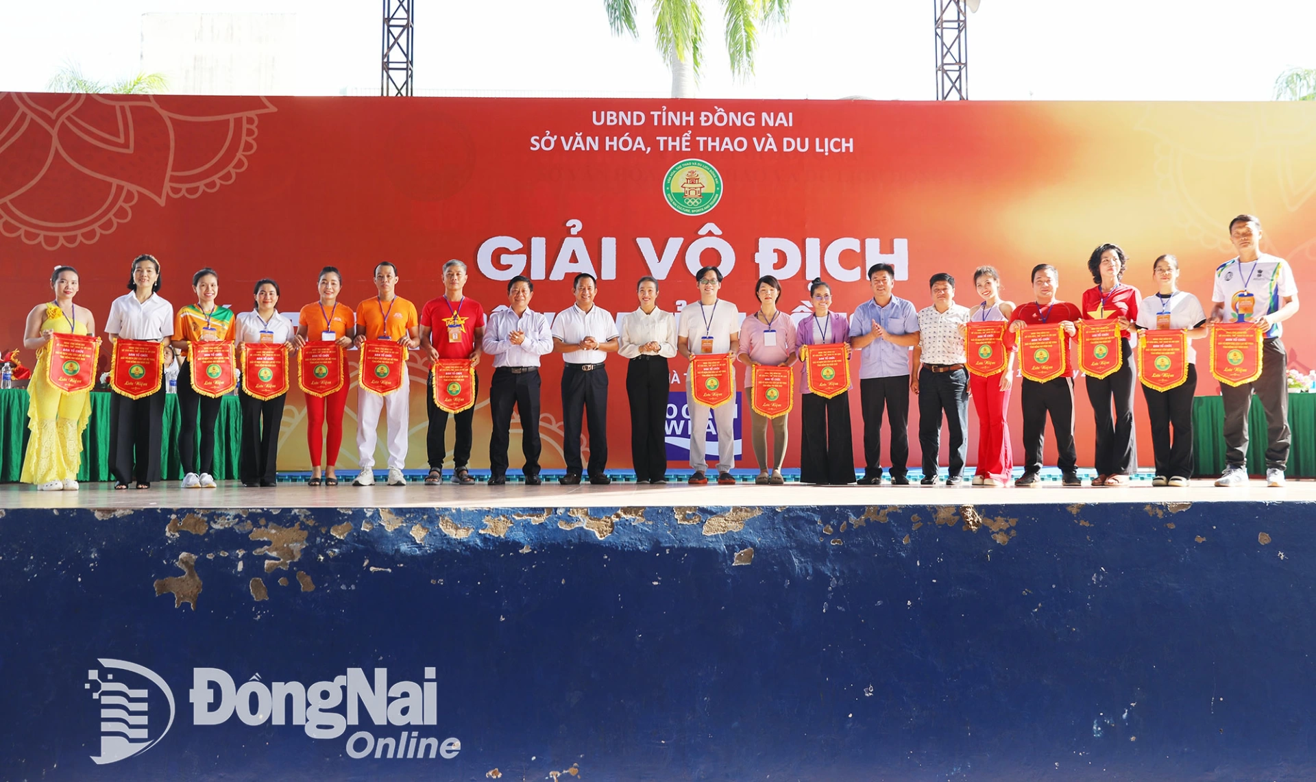 Ban tổ chức giải, đại biểu tặng cờ lưu niệm cho đại diện các Câu lạc bộ Yoga tham dự giải. Ảnh: Huy Anh