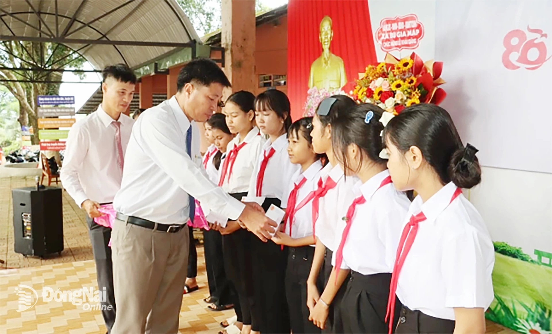 Secretary of Bu Gia Map Commune Party Committee Le Hoang Nam presents gifts to students of Dak Mai Secondary and High School. Photo: Vu Thuyen