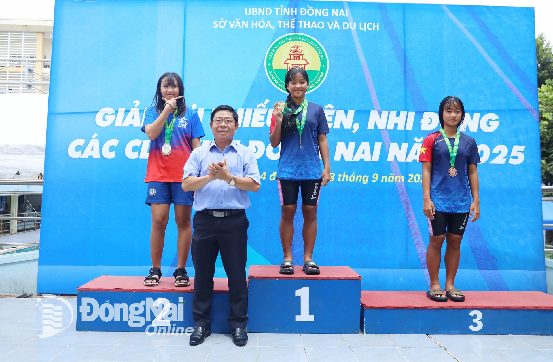 Phó Giám đốc Trung tâm Huấn luyện và Thi đấu thể thao tỉnh Huỳnh Thiên Tịnh trao huy chương cho các vận động viên đạt thứ hạng cao. Ảnh: Huy Anh