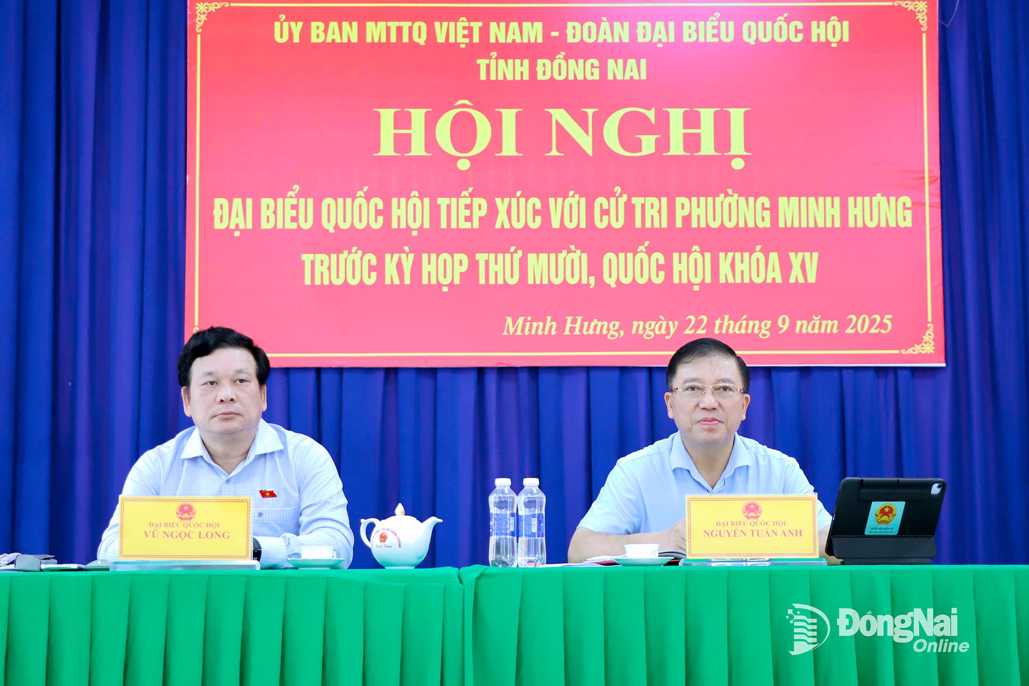 National Assembly delegates Nguyen Tuan Anh, Chairman of the National Assembly’s Committee for Deputy Affairs, and Vu Ngoc Long, Member of the Provincial Party Committee and Director of the Department of Industry and Trade, meet with voters in Minh Hung Ward. Photo: Thanh Lam