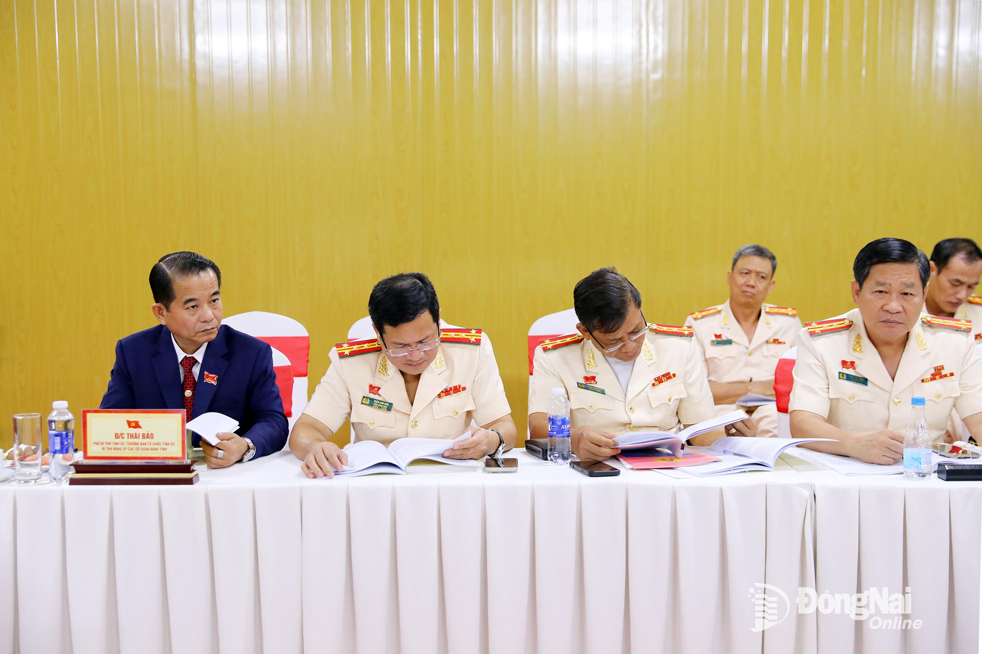 Phó Bí thư Tỉnh ủy, Trưởng ban Tổ chức Tỉnh ủy Đồng Nai Thái Bảo và các đại biểu dự phiên thảo luận tổ số 4. Ảnh: Huy Anh