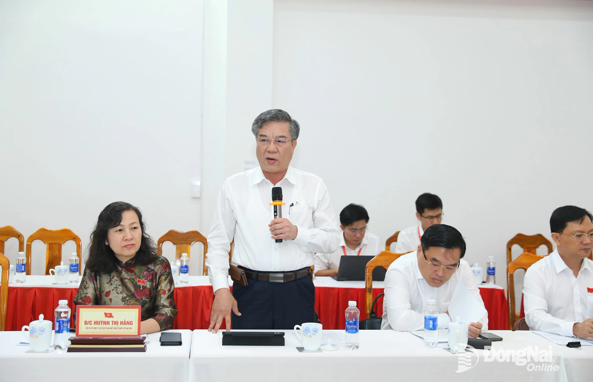 Ủy viên Ban Thường vụ Tỉnh ủy, Bí thư Đảng ủy, Chủ tịch HĐND xã Long Thành Dương Minh Dũng phát biểu tại cuộc họp. Ảnh: Huy Anh