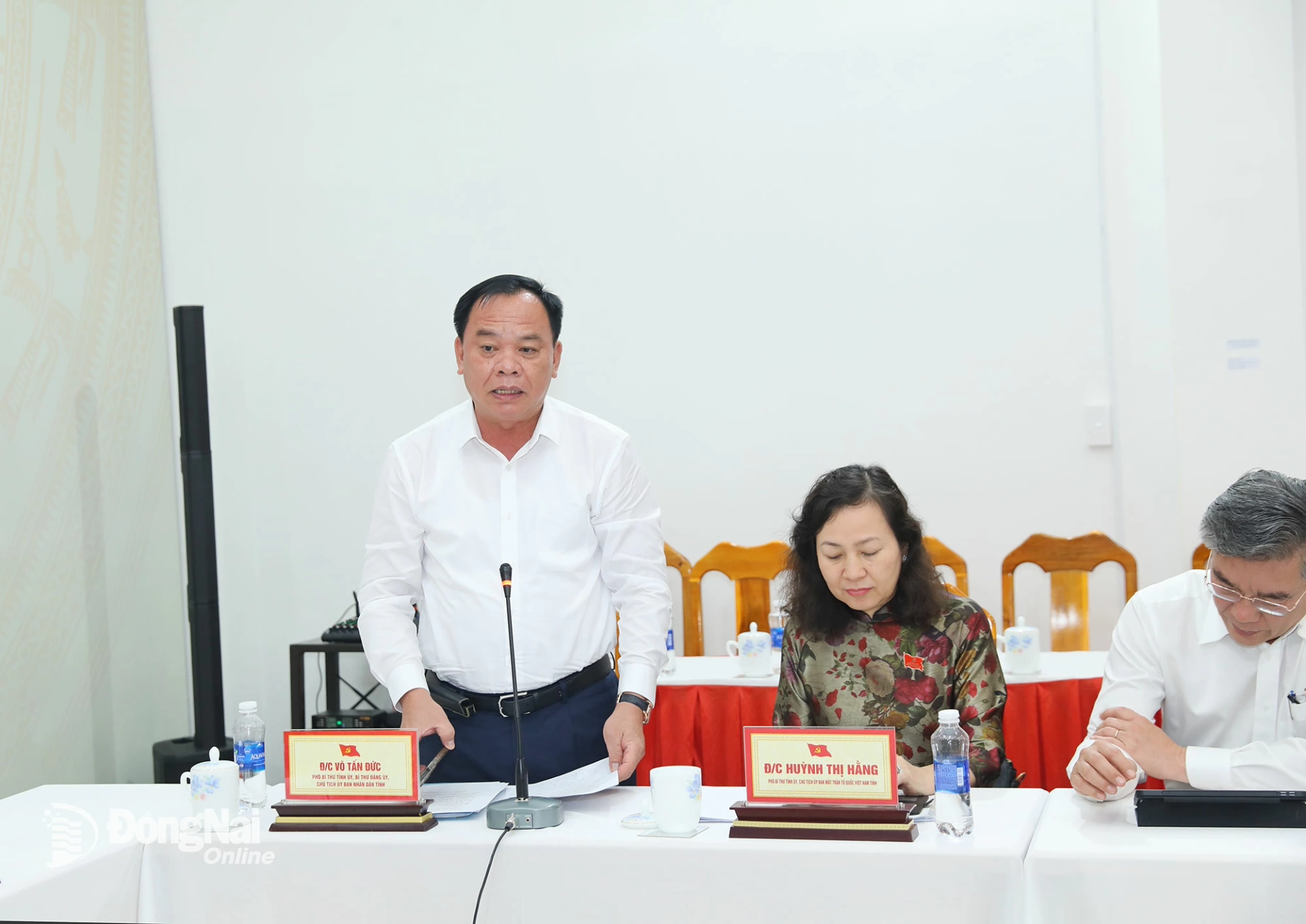 Phó Bí thư Tỉnh ủy, Chủ tịch UBND tỉnh Đồng Nai Võ Tấn Đức phát biểu tại cuộc họp. Ảnh: Huy Anh