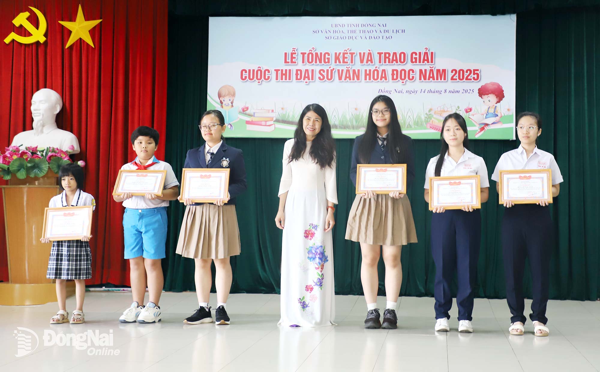 The organising committee of the Reading Culture Ambassador Contest 2025 presents awards to the contestants who achieved high prizes