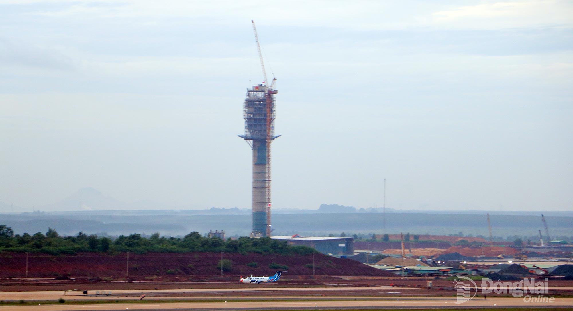 Tàu bay tiếp cận đường băng Sân bay Long Thành phía trước đài kiểm soát không lưu. Ảnh: Phạm Tùng