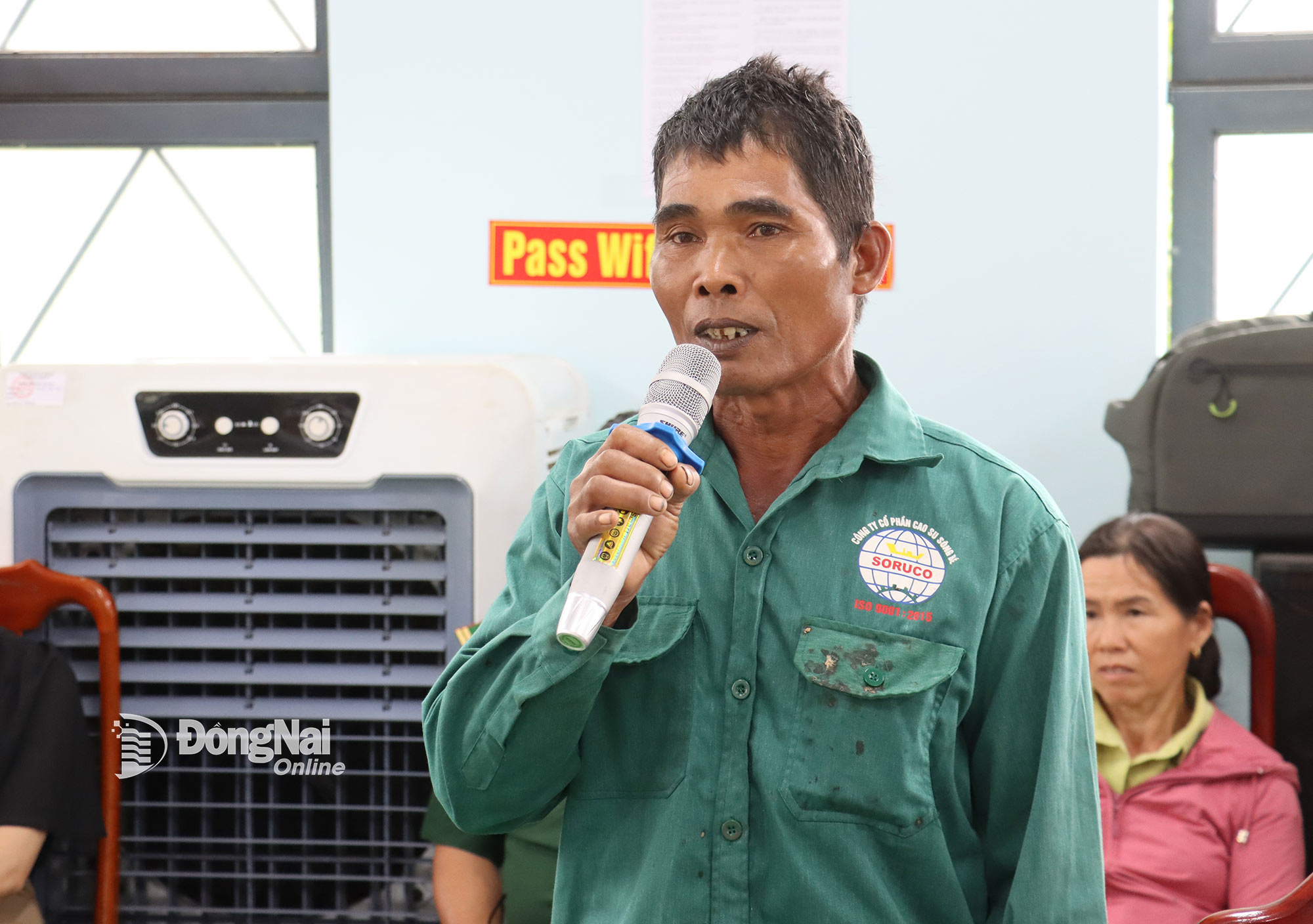 Cử tri xã Hưng Phước ý kiến, kiến nghị tại hội nghị. Ảnh: Như Nam
