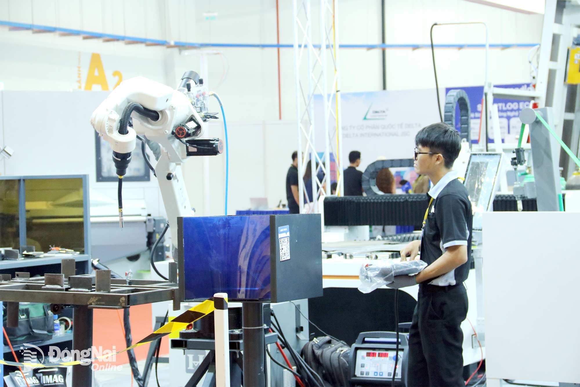 Đầu tư công nghệ, máy móc hiện đại là một trong những giải pháp để nâng cao hiệu suất sản xuất giảm phát thải ra môi trường. Ảnh: Vương Thế