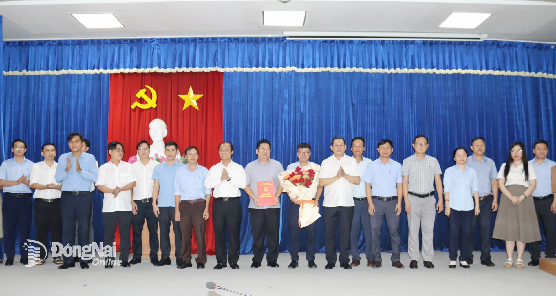 Đại diện các chi nhánh Văn phòng Đăng ký đất đai tỉnh nhận nhiệm vụ. Ảnh: Hoàng Lộc
