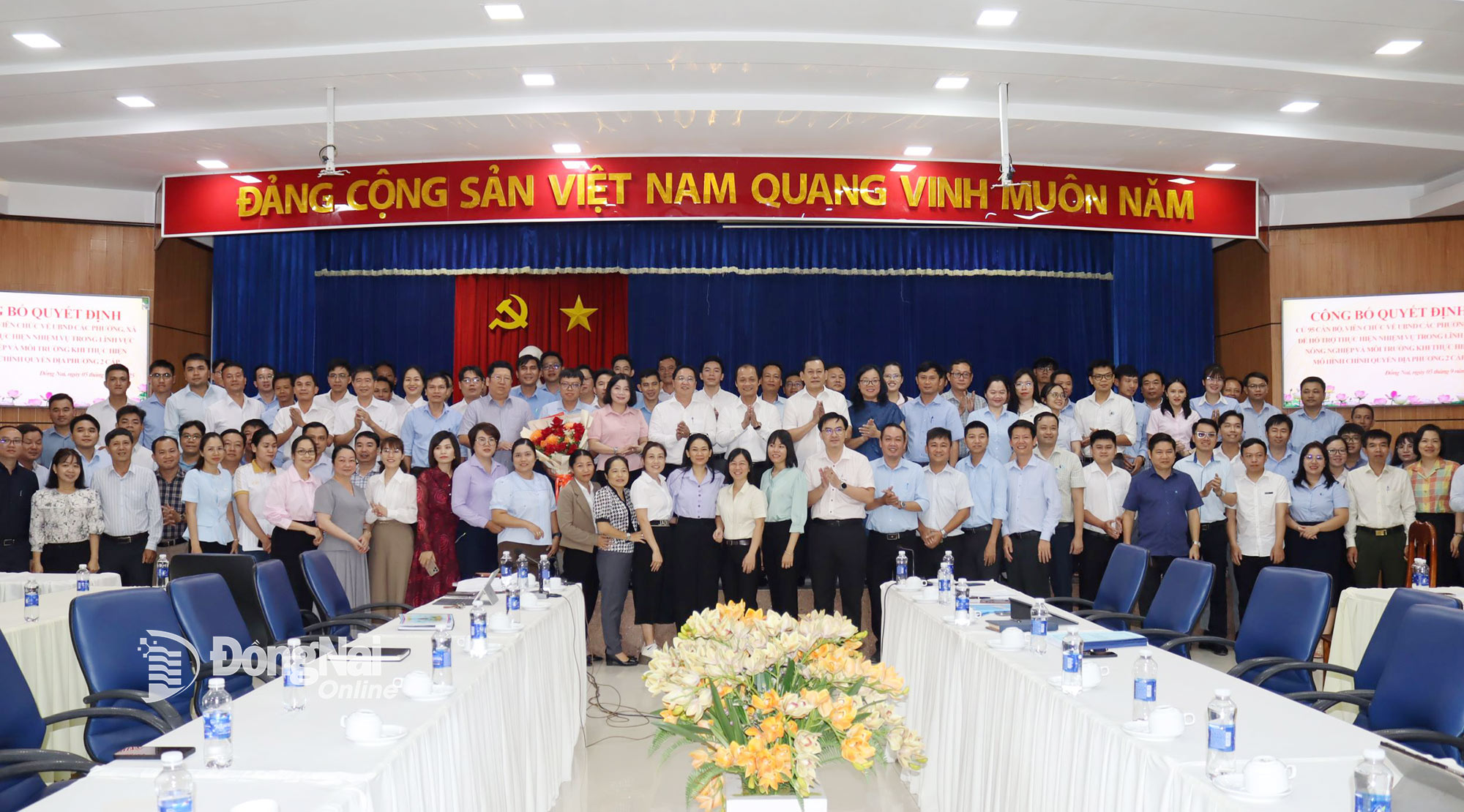 Cán bộ, viên chức Văn phòng Đăng ký đất đai tỉnh Đồng Nai được cử về cấp xã hỗ trợ thực hiện nhiệm vụ về đất đai, môi trường. Ảnh: Hoàng Lộc
