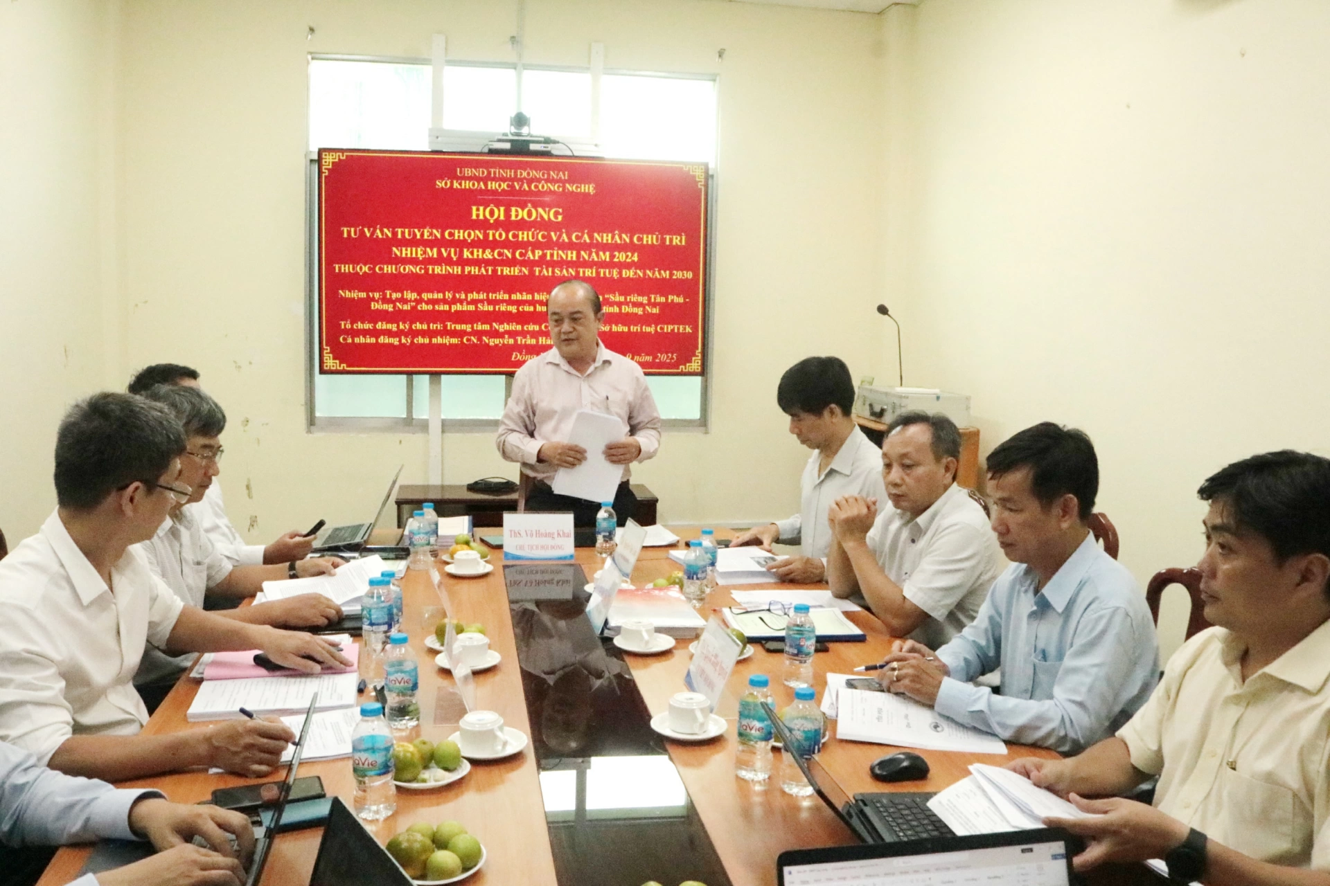 Phó Giám đốc Sở Khoa học và Công nghệ tỉnh Đồng Nai Võ Hoàng Khai phát biểu tại Hội đồng tuyển chọn tổ chức, cá nhân thực hiện nhiệm vụ tạo lập, quản lý và phát triển nhãn hiệu chứng nhận “sầu riêng Tân Phú - Đồng Nai. Ảnh: Phạm Sen