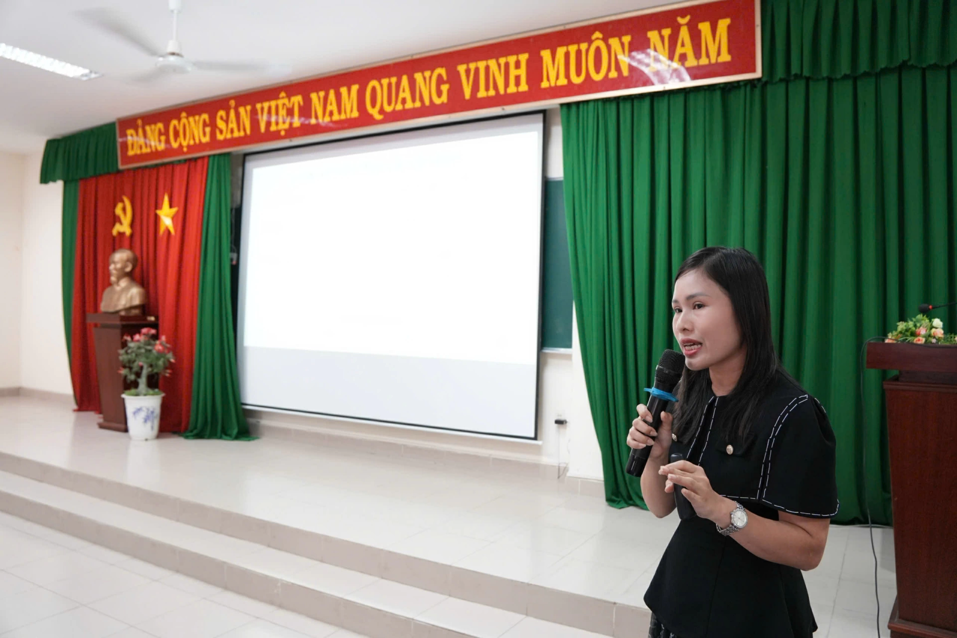 Báo cáo viên Sở Khoa học và Công nghệ tỉnh Đồng Nai phổ biến những nội dung cụ thể của Hướng dẫn 3633 về trình tự thủ tục xét, công nhận hiệu quả áp dụng, khả năng nhân rộng của sáng kiến. Ảnh: Minh Tài