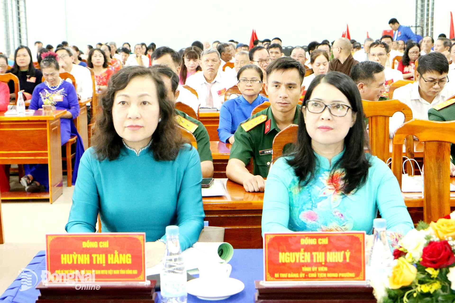 Deputy Secretary of the Provincial Party Committee, Chairwoman of the VFF Committee of Dong Nai province Huynh Thi Hang, and Provincial Party Committee member, Secretary of the Party Committee, and Chairwoman of the People’s Council of Long Hung ward Nguyen Thi Nhu Y attend the congress. Photo: Van Truyen