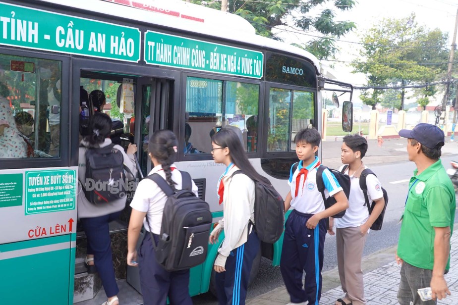 Many pupils and students go to school by subsidized bus route number 1. Photo: An Nhon