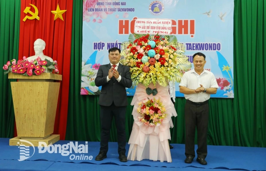 Director of Dong Nai Province Sports Training and Competition Center Bui Anh Vu presents a flower basket to congratulate the conference. Photo: Huy Anh