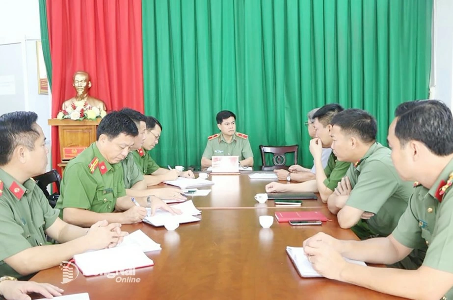 Major General Nguyen Duc Hai, Member of the Provincial Standing Party Committee, Party Secretary, Director of Dong Nai Provincial Public Security, and representatives of professional departments at the citizen reception. Photo: Courtesy of the Provincial Public Security