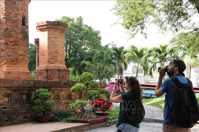 Russian tourists take photo at the Ponagar Tower relic site in Khanh Hoa province. (Photo: VNA)
