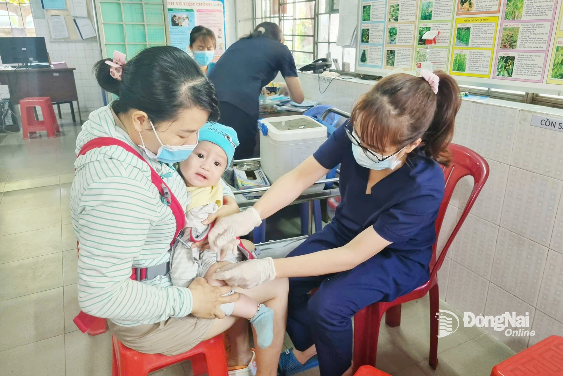 According to Resolution 72 of the Politburo, individuals regularly and directly engaged in medical expertise at commune-level health stations and preventive health facilities will have their professional preferential allowance increased to a minimum of 70%. In the photo: Vaccinating children at Trang Dai Ward Health Station. Photo: Bich Nhan

