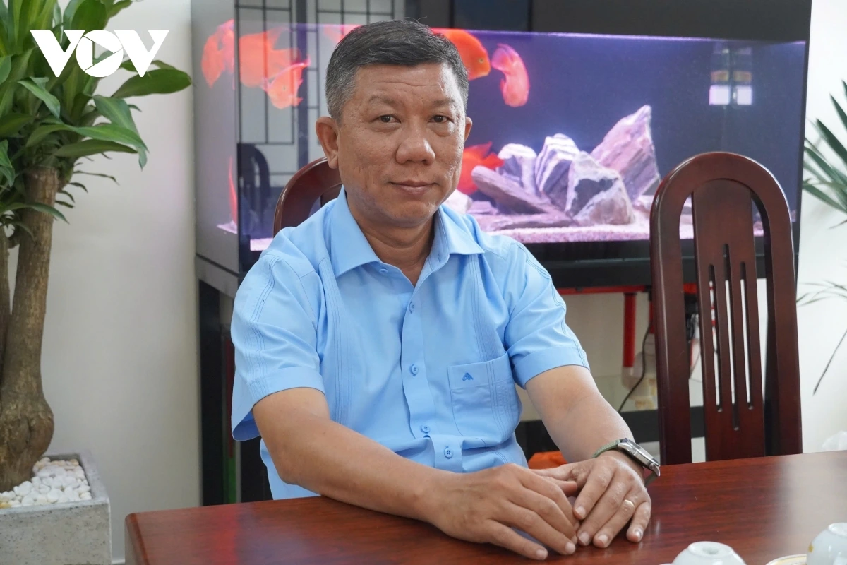 Ông Trường xem chiếc đài như người bạn thân
