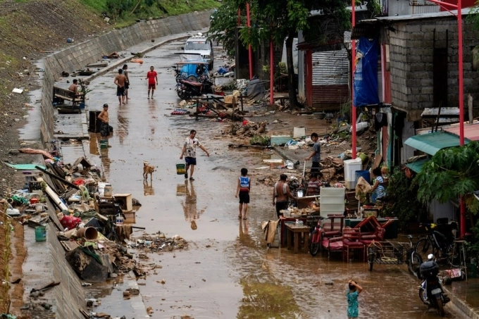 Residents salvage their belongings following the floods brought by Typhoon Gaemi, in Marikina City, Metro Manila, Philippines, July 25, 2024. Photo by Reuters