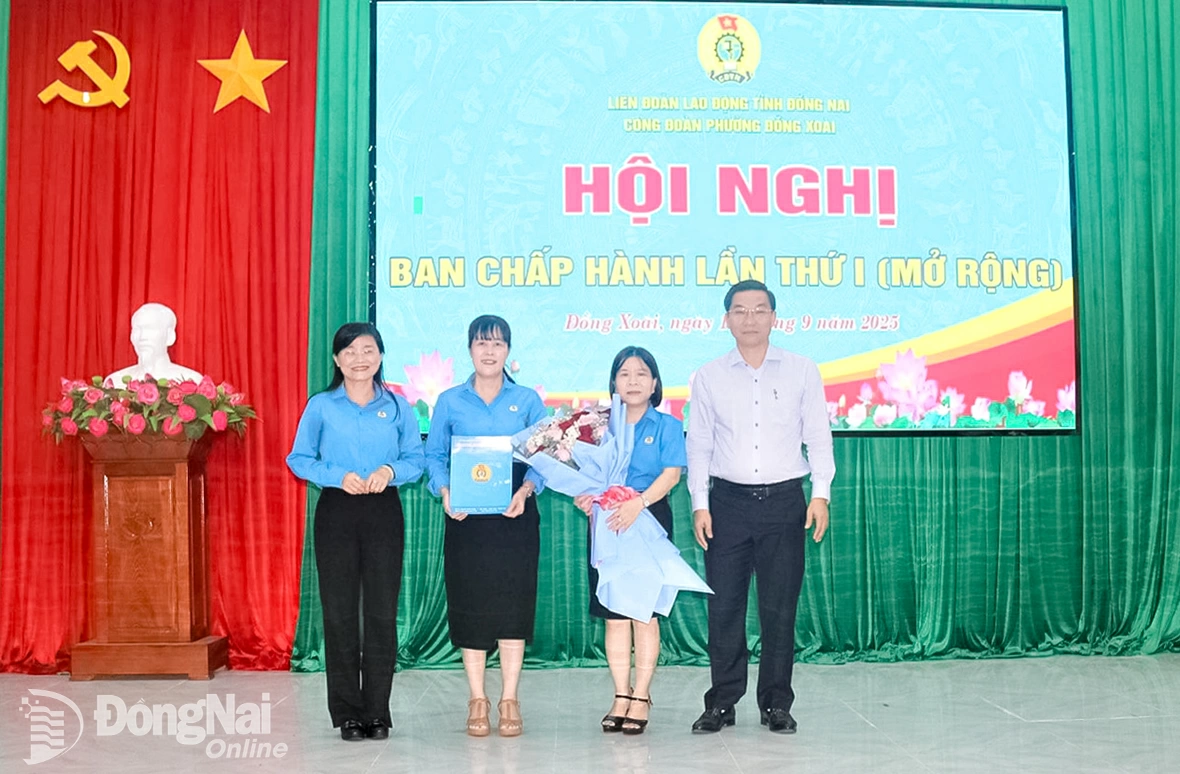 Đồng chí Bùi Thị Bích Thủy - Phó Chủ tịch Thường trực Liên đoàn Lao động tỉnh Đồng Nai và Đồng chí Cao Văn Vũ – Phó Bí thư Thường trực Đảng ủy phường Phường Đồng Xoài trao quyết định và tặng hoa chúc mừng