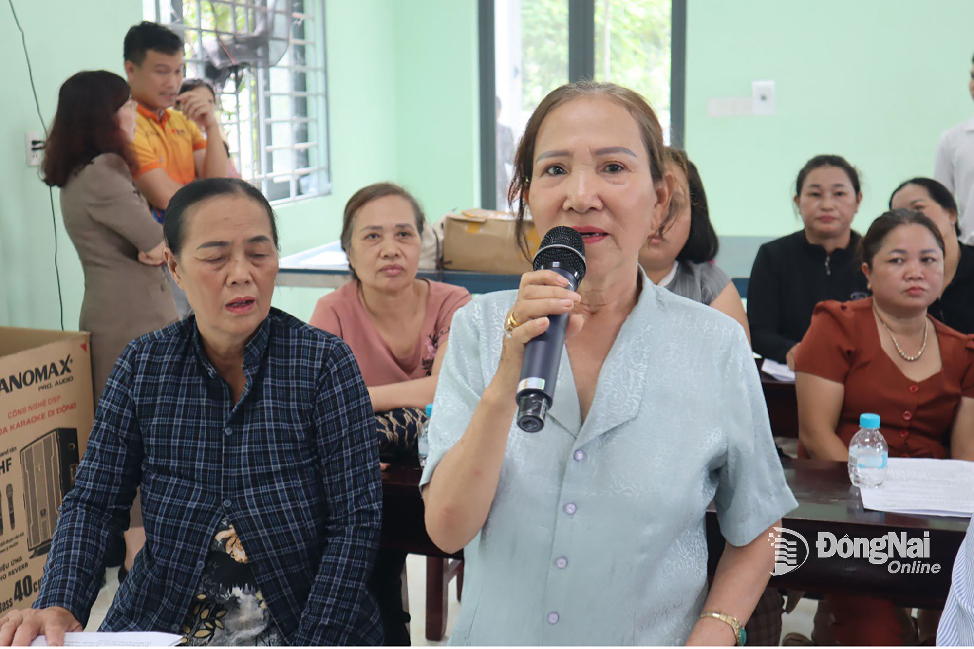 Người dân khu phố Tiến Hưng 4, phường Bình Phước trao đổi về áp giá bồi thường dự án cao tốc. Ảnh: Nhã Trâm
