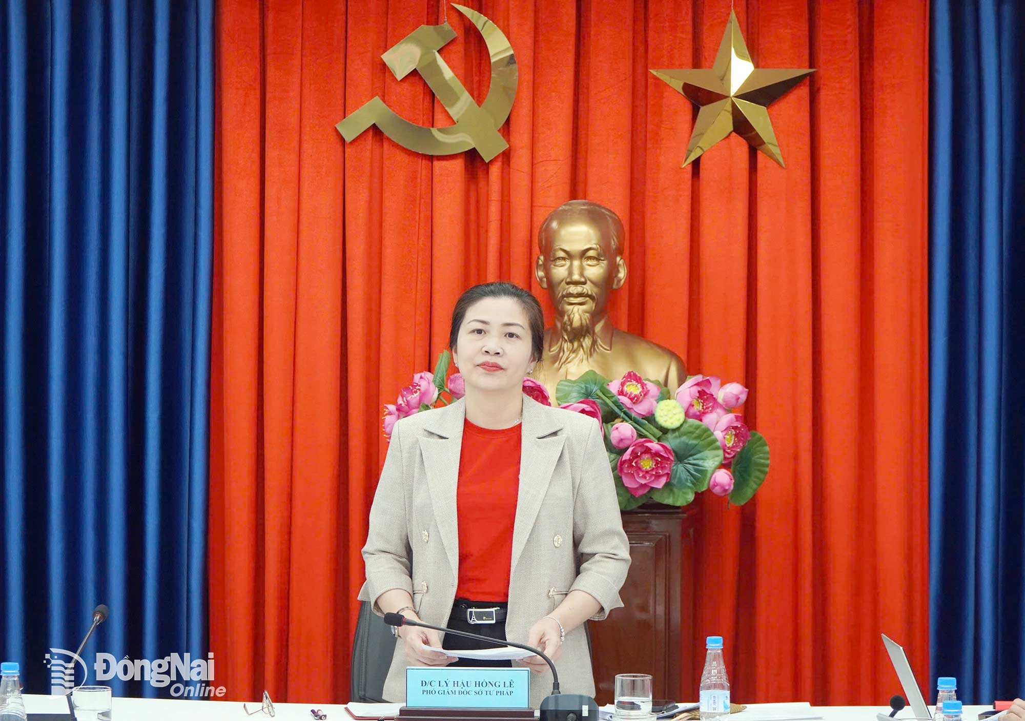 Deputy Director of the Dong Nai Department of Justice, Ly Hau Hong Le, speaks at the seminar. Photo: An Nhon