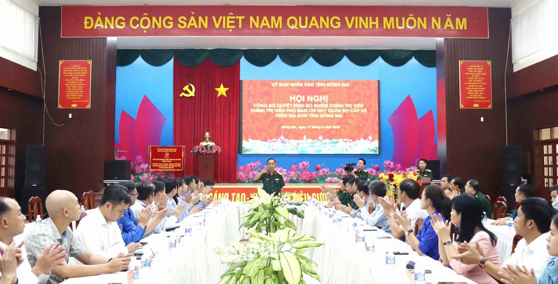 Colonel Nguyen Ba Phu, Deputy Commander of Dong Nai provincial Military Command, speaks at the conference. Photo: Courtesy of the unit