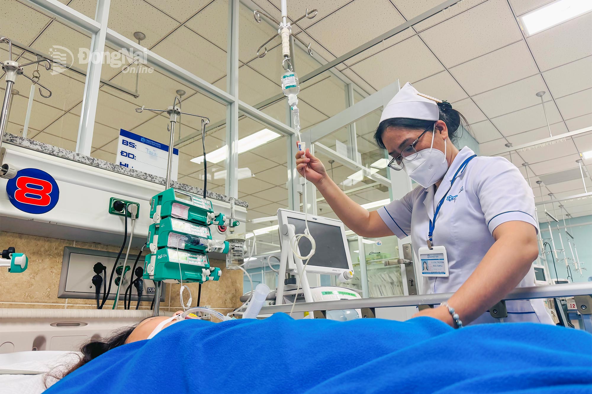 Điều dưỡng Bệnh viện Đa khoa Đồng Nai chăm sóc cho một bé gái 15 tuổi có thai ngoài ý muốn, bị tiền sản giật nguy hiểm. Ảnh: Hạnh Dung