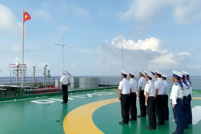 Thiêng liêng chào cờ giữa biển khơi ngày Quốc khánh