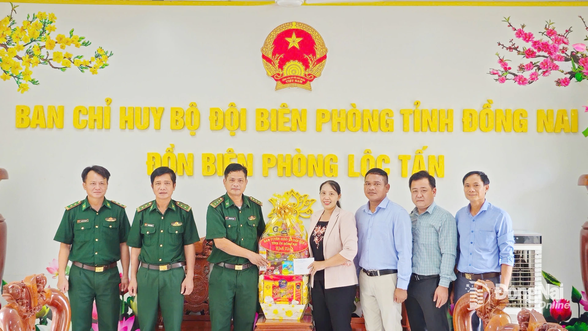 Le Thi Thai, Member of Provincial Party Committee, Deputy Head of the Dong Nai Provincial Party Committee’s Commission for Propaganda and Mass Mobilization, visits and presents gifts to the Loc Tan Border Guard Station. Photo: Lam Lam