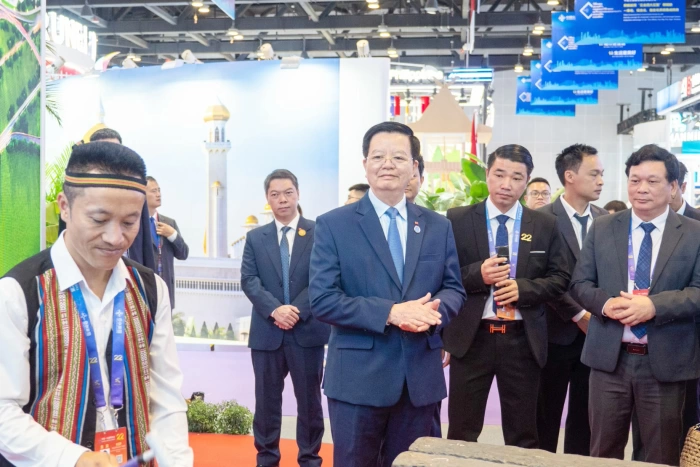 Phó thủ tướng Mai Văn Chính thăm gian hàng do Đồng Nai đăng cai tại Hội chợ Trung Quốc - ASEAN lần thứ 22