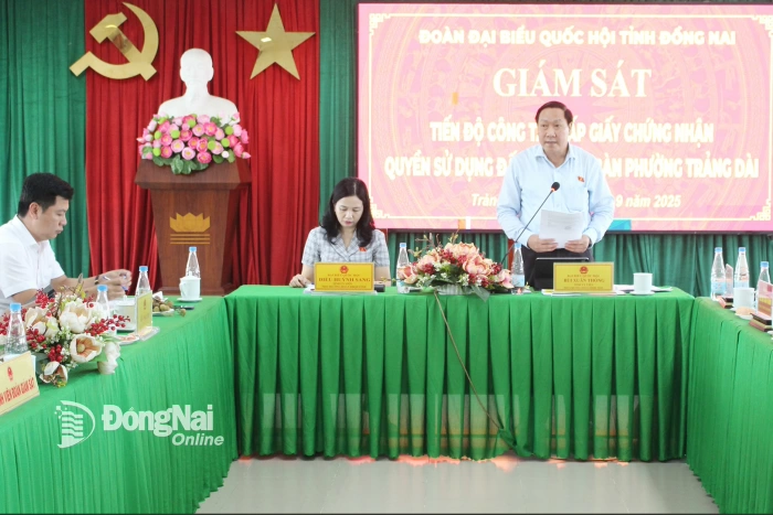 Supervision of land use rights certificate issuance in Trang Dai ward