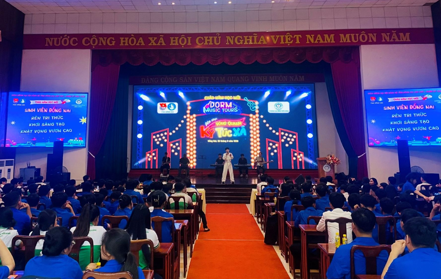 Chương trình Đêm nhạc vòng quanh ký túc xá diễn ra tại Trường cao đẳng miền Đông thu hút đông đảo sinh viên tham gia. Ảnh: ĐVCC