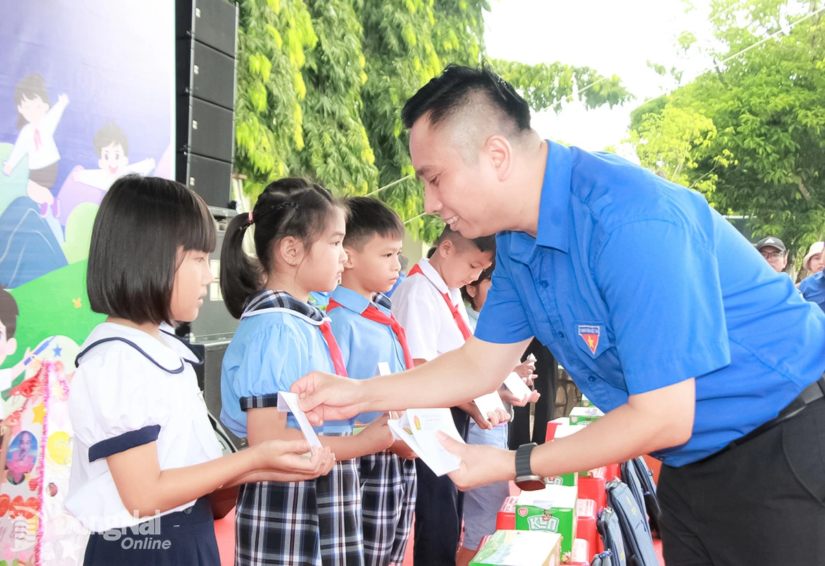 Anh Lê Anh Quân, Phó Chủ tịch Hội đồng Đội Trung ương, Giám đốc Trung tâm Hỗ trợ và phát triển thiếu nhi Việt Nam trao học bổng cho các em học sinh hoàn cảnh khó khăn. Ảnh: Nga Sơn
