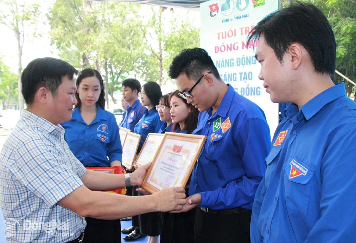 Tỉnh ủy viên, Phó Chủ tịch Ủy ban MTTQ Việt Nam tỉnh, Chủ tịch Hội Nông dân tỉnh Đồng Nai Nguyễn Hữu Nguyên trao bằng khen cho các tập thể có thành tích xuất sắc trong triển khai chiến dịch Thanh niên tình nguyện hè năm 2025. Ảnh: Nga Sơn
