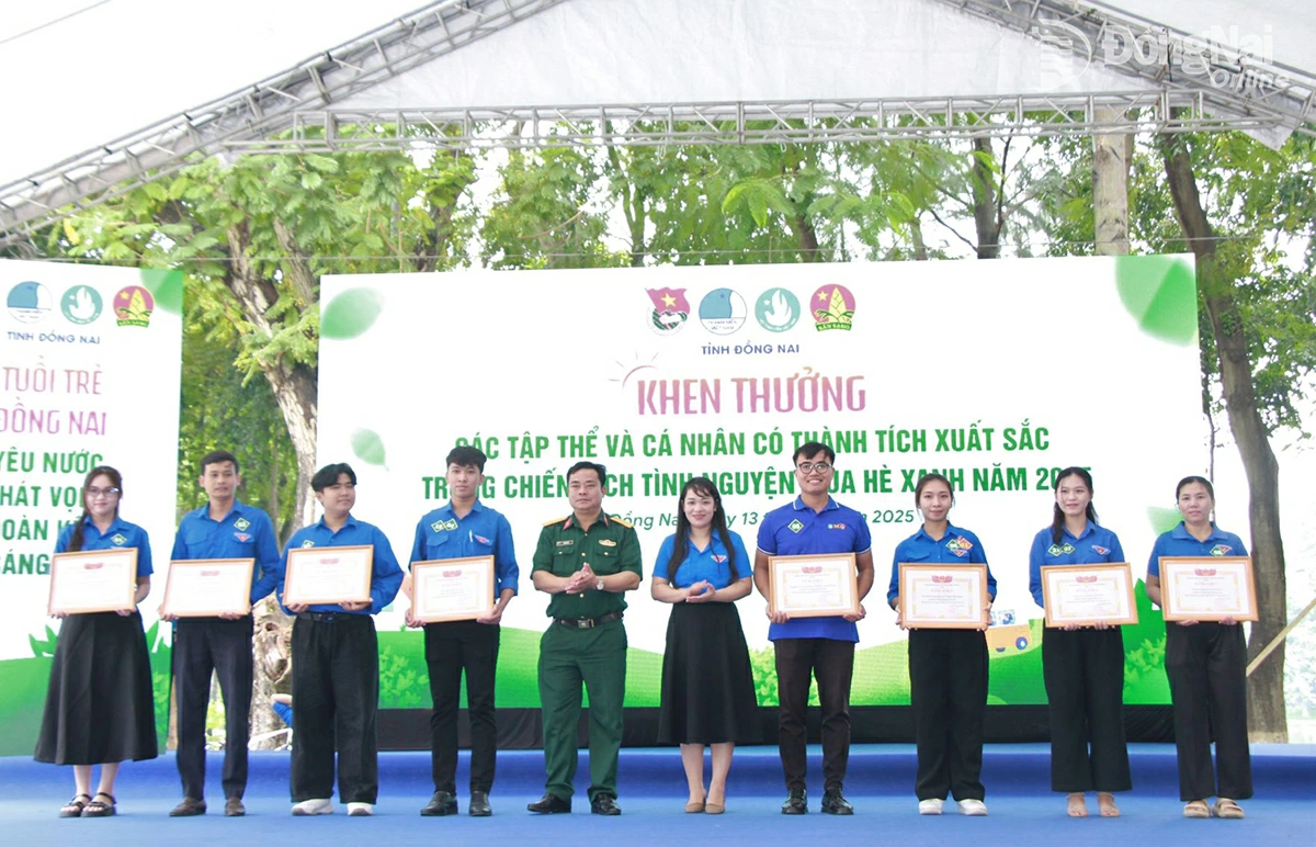 Các đại biểu trao bằng khen của Tỉnh đoàn cho các tập thể, cá nhân có thành tích xuất sắc trong triển khai chiến dịch tình nguyện Mùa hè xanh năm 2025. Ảnh: Nga Sơn
