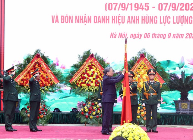 General Secretary To Lam presents the “Hero of the People’s Armed Forces” title to the General Staff of the Vietnam People’s Army (Photo: VNA)