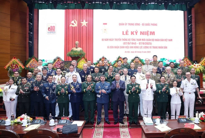 General Secretary To Lam and Vietnamese officers pose for a photo with foreign guests (Photo: VNA)