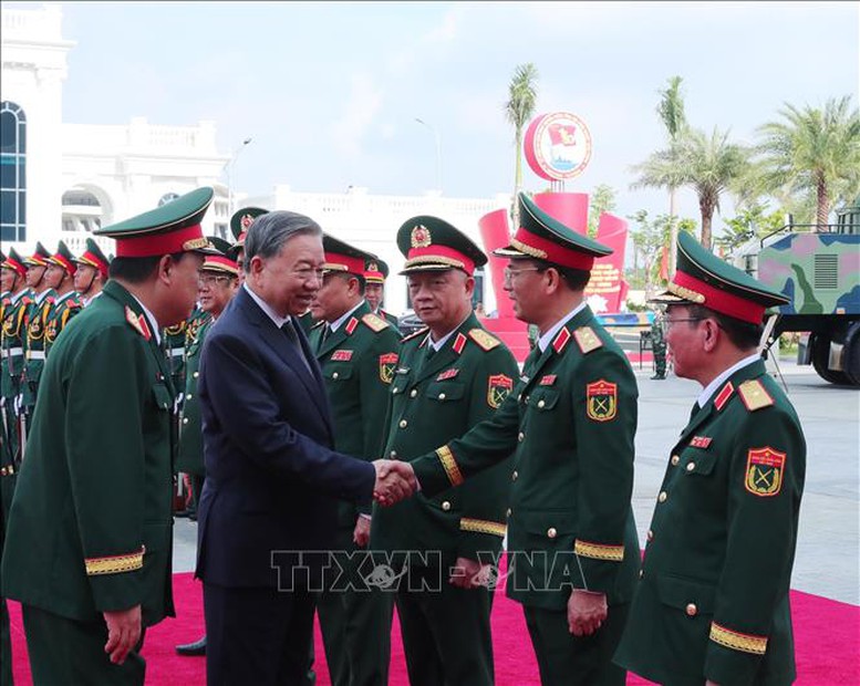 Tổng Bí thư Tô Lâm với lãnh đạo Bộ Quốc phòng và Tổng cục Công nghiệp quốc phòng - Ảnh: TTXVN