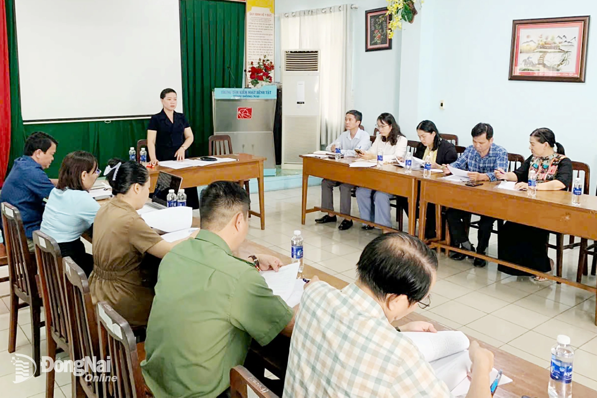 Deputy Director of the Dong Nai Department of Health, Pham Thi Mai Huong, chairs a meeting with provincial departments, sectors, and mass organizations on the organization of the 2025 Provincial Children’s Forum. Photo: Nga Son