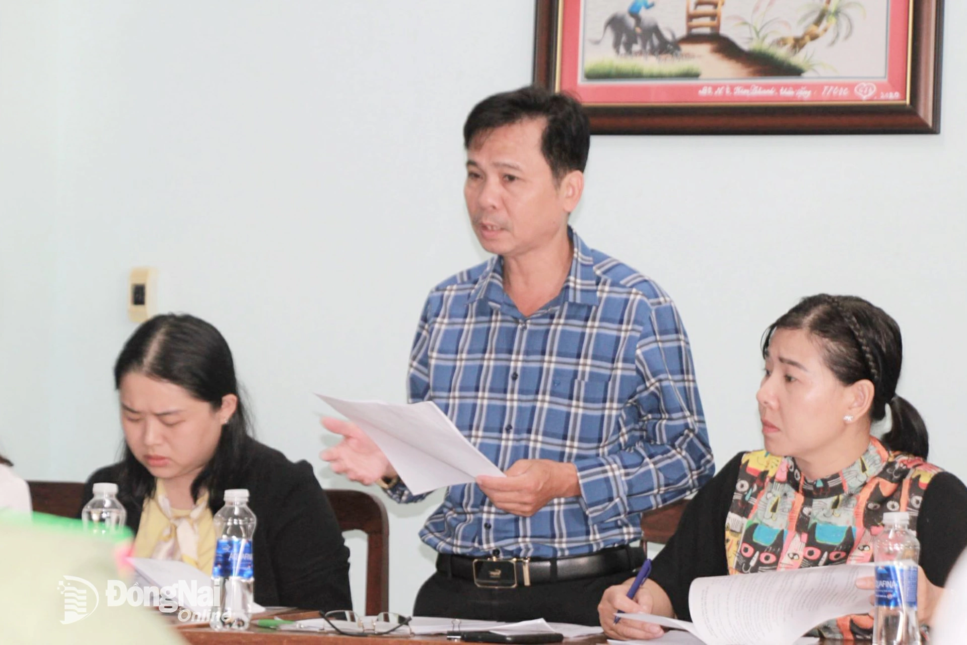 Representatives from provincial departments and sectors exchange opinions at the meeting. Photo: Nga Son