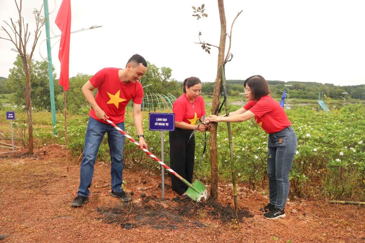 Lực lượng thanh niên phường Bình Phước tham gia trồng cây. Ảnh: Ngọc Liên