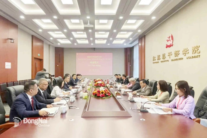 Dong Nai School of Politics participates in a scientific conference in Henan province, China