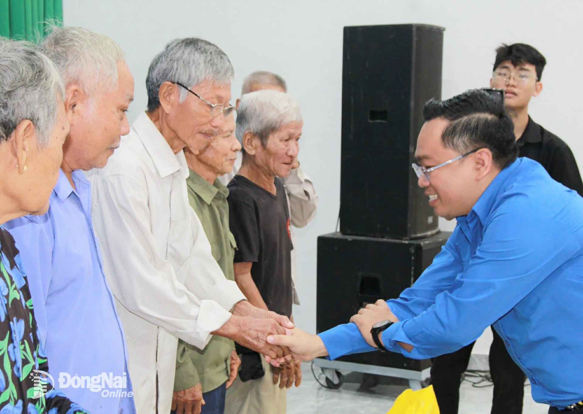 Provincial Party Committee member, Vice Chairman of the Provincial Vietnam Fatherland Front Committee, Secretary of Dong Nai Provincial Youth Union Nguyen Minh Kien presents gifts to elderly seniors. Photo: Nga Son	