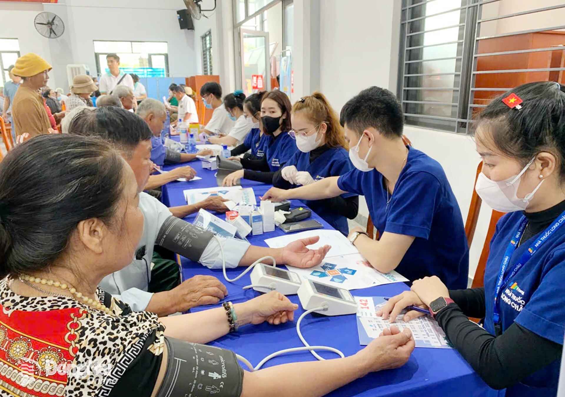 Elderly residents have their blood pressure checked before health check-ups and consultations. Photo: Nga Son	