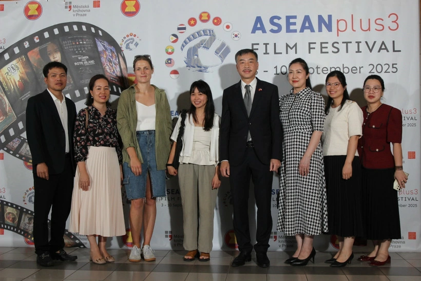 Vietnamese Ambassador to the Czech Republic Duong Hoai Nam poses for a commemorative photo with embassy staff at the opening ceremony. (Photo: VNA)