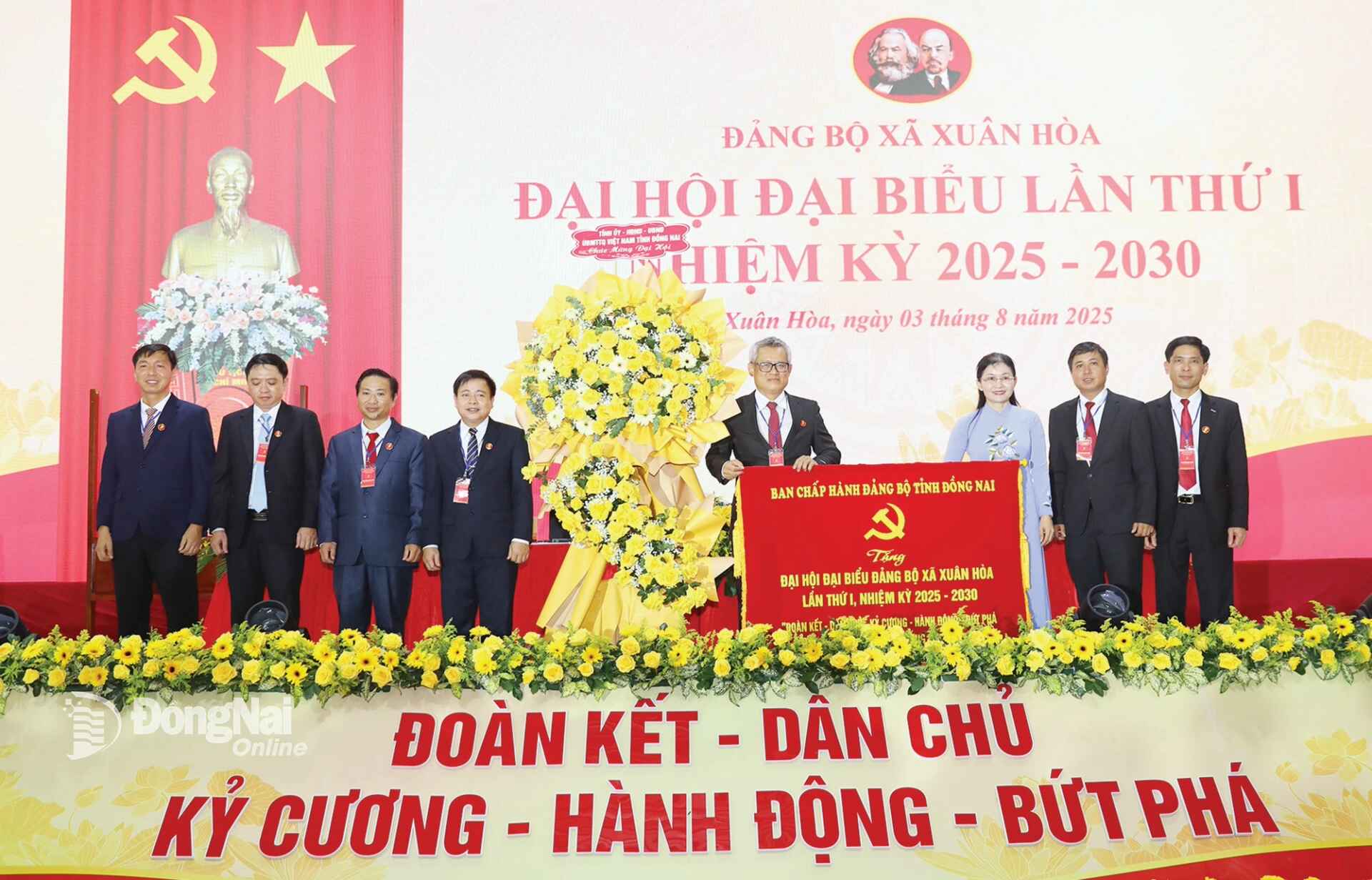 Comrade Ton Ngoc Hanh, Alternate Member of the Party Central Committee, Standing Deputy Secretary of the Provincial Party Committee, and Chairwoman of the Dong Nai Provincial People’s Council, presents the banner from the Provincial Party Committee to the 1st Congress of the Xuan Hoa Commune Party Committee for the 2025-2030 term. Photo: Huy Anh	